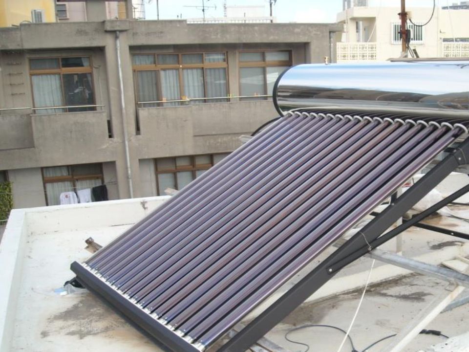 沖縄県那覇市に設置した自然循環式太陽熱温水器 サイフォン